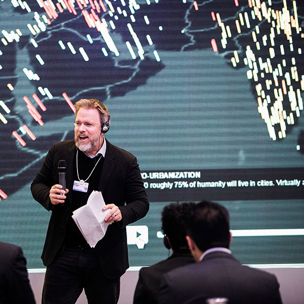 Rob Muggah apresentando nosso app Cidades Frágeis em Davos.