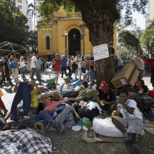 Após do desabamento de prédio invadido, sem-teto acampam no largo do Paissandu